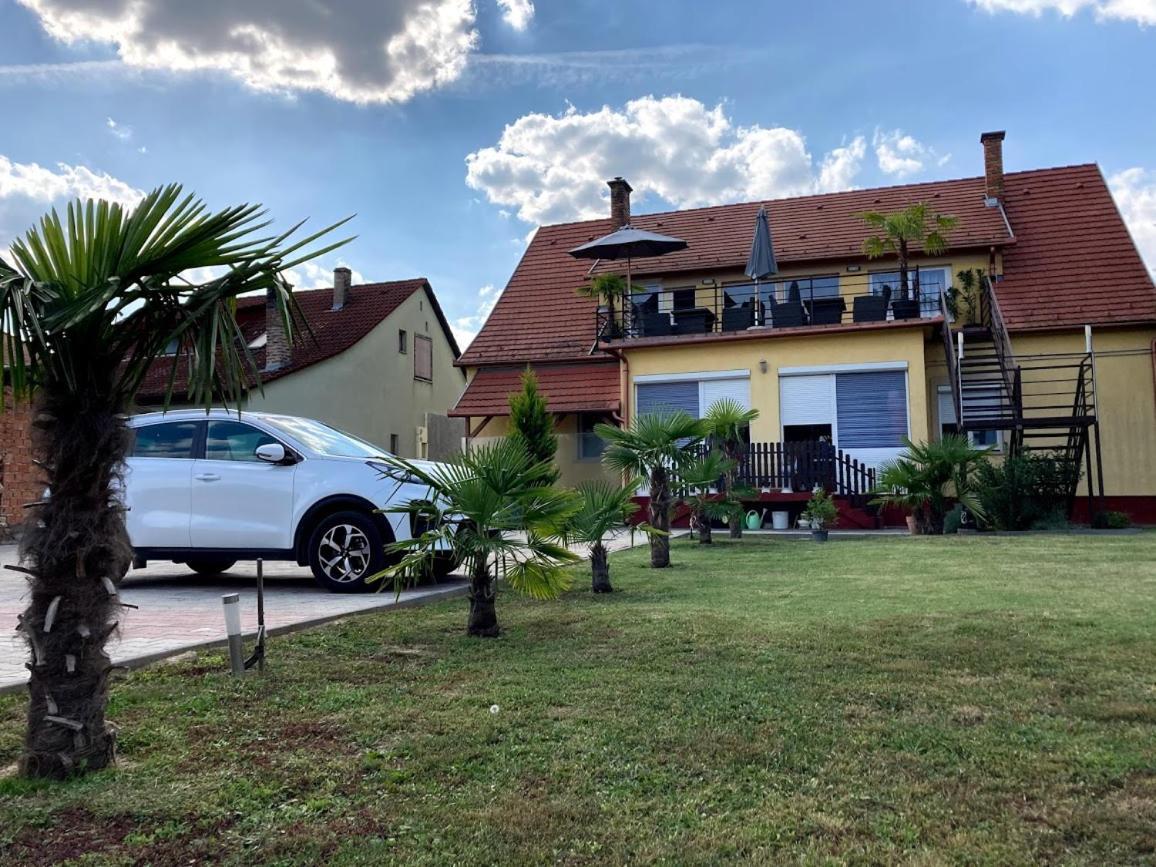 Roze Vendeghaz Hotel Villany Bagian luar foto