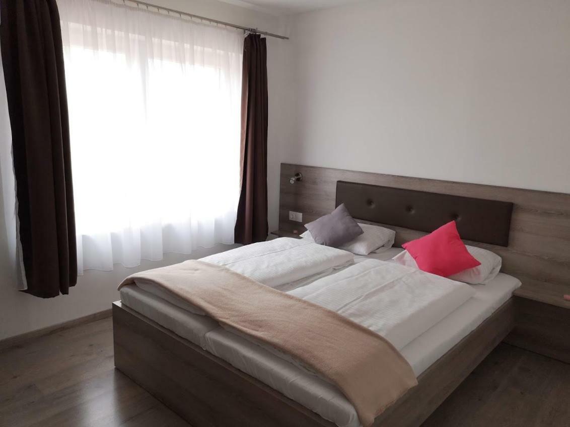 Roze Vendeghaz Hotel Villany Bagian luar foto